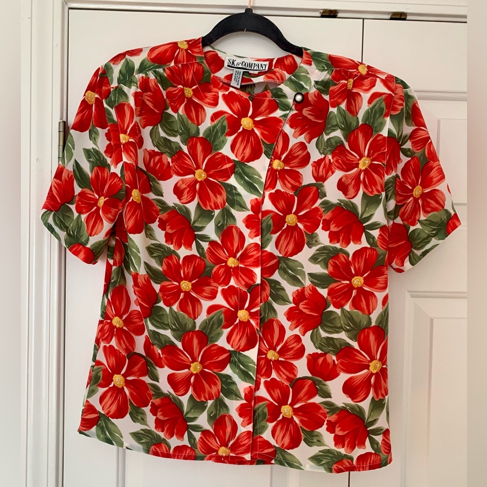 Beautiful short sleeve Vintage floral cosmo flower shirt!